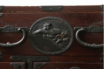 和製アンティーク　最高級!　唐獅子金具　三方欅(ケヤキ)材　凝った金具とケヤキ材の杢目が上質な雰囲気を醸し出す仙台小箪笥(仙台箪笥、整理箪笥、収納たんす、引き出し)(R-074653)