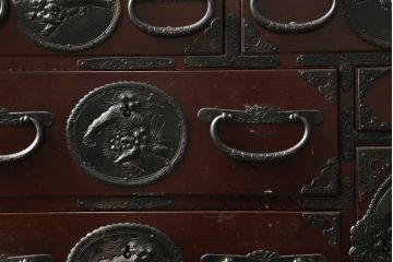 和製アンティーク　最高級!　唐獅子金具　三方欅(ケヤキ)材　凝った金具とケヤキ材の杢目が上質な雰囲気を醸し出す仙台小箪笥(仙台箪笥、整理箪笥、収納たんす、引き出し)(R-074653)