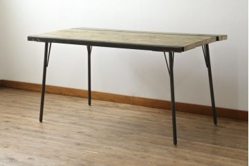 鉄脚　使い込まれた風合いのアンティーク古材天板が味わい深いダイニングテーブル(4人掛け、作業台)(R-074654)