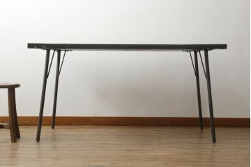 鉄脚　使い込まれた風合いのアンティーク古材天板が味わい深いダイニングテーブル(4人掛け、作業台)(R-074654)