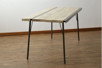 鉄脚　使い込まれた風合いのアンティーク古材天板が味わい深いダイニングテーブル(4人掛け、作業台)(R-074654)