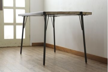 鉄脚　使い込まれた風合いのアンティーク古材天板が味わい深いダイニングテーブル(4人掛け、作業台)(R-074654)