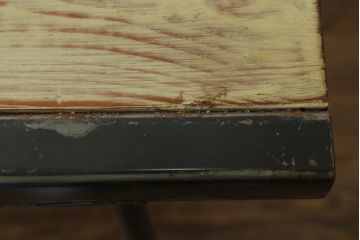鉄脚　使い込まれた風合いのアンティーク古材天板が味わい深いダイニングテーブル(4人掛け、作業台)(R-074654)