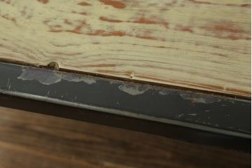 鉄脚　使い込まれた風合いのアンティーク古材天板が味わい深いダイニングテーブル(4人掛け、作業台)(R-074654)