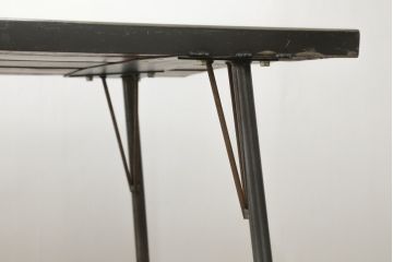 鉄脚　使い込まれた風合いのアンティーク古材天板が味わい深いダイニングテーブル(4人掛け、作業台)(R-074654)