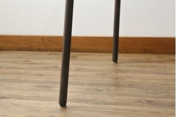 鉄脚　使い込まれた風合いのアンティーク古材天板が味わい深いダイニングテーブル(4人掛け、作業台)(R-074654)