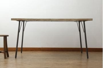 鉄脚　使い込まれた風合いのアンティーク古材天板が味わい深いダイニングテーブル(4人掛け、作業台)(R-074654)