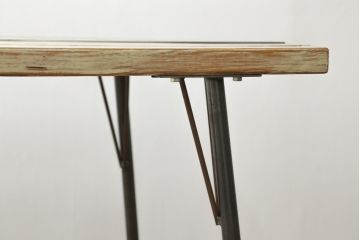 鉄脚　使い込まれた風合いのアンティーク古材天板が味わい深いダイニングテーブル(4人掛け、作業台)(R-074654)