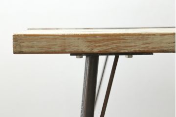 鉄脚　使い込まれた風合いのアンティーク古材天板が味わい深いダイニングテーブル(4人掛け、作業台)(R-074654)