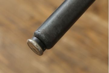 鉄脚　使い込まれた風合いのアンティーク古材天板が味わい深いダイニングテーブル(4人掛け、作業台)(R-074654)