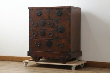 中古　美しい杢目が目を惹くシンプルな金具の岩谷堂車箪笥(岩谷堂箪笥、衣装箪笥、収納箪笥、整理箪笥、和箪笥、引き出し)(R-074655)