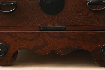 中古　美しい杢目が目を惹くシンプルな金具の岩谷堂車箪笥(岩谷堂箪笥、衣装箪笥、収納箪笥、整理箪笥、和箪笥、引き出し)(R-074655)