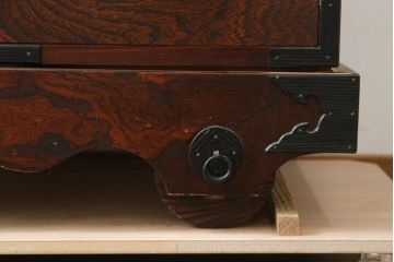 中古　美しい杢目が目を惹くシンプルな金具の岩谷堂車箪笥(岩谷堂箪笥、衣装箪笥、収納箪笥、整理箪笥、和箪笥、引き出し)(R-074655)