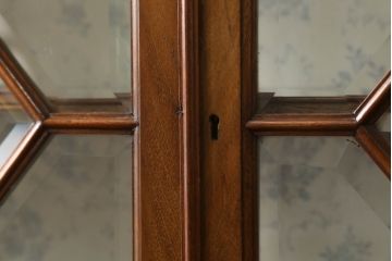 イギリスアンティーク　激レア希少デザイン!!　マホガニー材　猫脚のデザインがお洒落なショーケース付きガラスキャビネット(ガラスケース、コレクションケース、食器棚、飾り棚、陳列棚、英国)(R-074656)