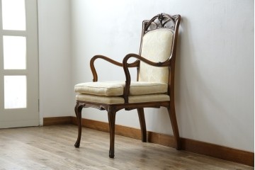 中古　美品　イタリア高級家具　メデア(Medea)　エレガントな佇まいが美しいアームチェア　(R-074659)