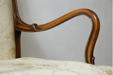 中古　美品　イタリア高級家具　メデア(Medea)　エレガントな佇まいが美しいアームチェア　(R-074659)