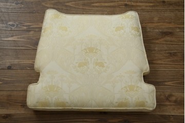 中古　美品　イタリア高級家具　メデア(Medea)　エレガントな佇まいが美しいアームチェア　(R-074659)