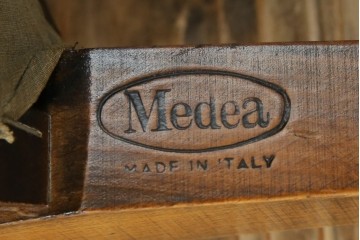 中古　美品　イタリア高級家具　メデア(Medea)　エレガントな佇まいが美しいアームチェア　(R-074659)