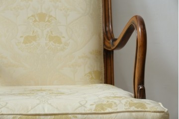 中古　美品　イタリア高級家具　メデア(Medea)　エレガントな佇まいが美しいアームチェア　(R-074659)