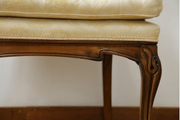 中古　美品　イタリア高級家具　メデア(Medea)　エレガントな佇まいが美しいアームチェア　(R-074659)