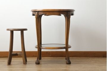 中古　美品　イタリア高級家具　メデア(Medea)　品のある佇まいが美しいガラストップサイドテーブル(コーヒーテーブル、ラウンドテーブル、花台、飾り台)(R-074660)