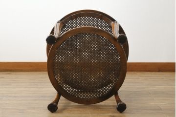 中古　美品　イタリア高級家具　メデア(Medea)　品のある佇まいが美しいガラストップサイドテーブル(コーヒーテーブル、ラウンドテーブル、花台、飾り台)(R-074660)