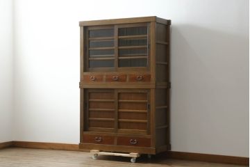 中古　美品!!　国産職人手作り　欅(ケヤキ)材　和モダンな空間づくりにも活躍する二段重ねの高級水屋箪笥(重ね箪笥、食器棚、収納棚、重ね戸棚、キャビネット)(R-074665)