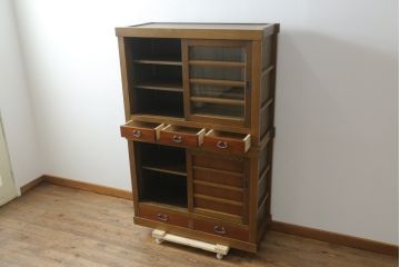 中古　美品!!　国産職人手作り　欅(ケヤキ)材　和モダンな空間づくりにも活躍する二段重ねの高級水屋箪笥(重ね箪笥、食器棚、収納棚、重ね戸棚、キャビネット)(R-074665)