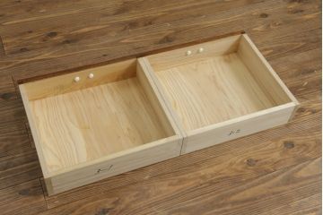 中古　美品!!　国産職人手作り　欅(ケヤキ)材　和モダンな空間づくりにも活躍する二段重ねの高級水屋箪笥(重ね箪笥、食器棚、収納棚、重ね戸棚、キャビネット)(R-074665)