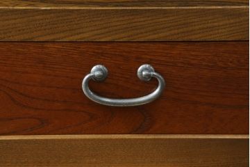 中古　美品!!　国産職人手作り　欅(ケヤキ)材　和モダンな空間づくりにも活躍する二段重ねの高級水屋箪笥(重ね箪笥、食器棚、収納棚、重ね戸棚、キャビネット)(R-074665)