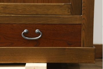 中古　美品!!　国産職人手作り　欅(ケヤキ)材　和モダンな空間づくりにも活躍する二段重ねの高級水屋箪笥(重ね箪笥、食器棚、収納棚、重ね戸棚、キャビネット)(R-074665)