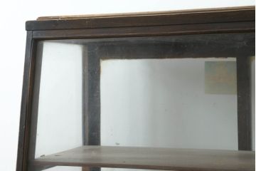 和製アンティーク　希少デザイン!!　ナラ材　昔懐かしい雰囲気が漂う背の高い台形ガラスケース(ショーケース、飾り棚、陳列棚、店舗什器)(R-074672)