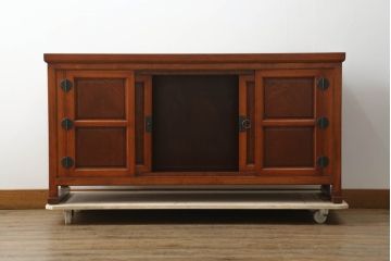 中古　激レア　希少!　美品　松本民芸家具 伝統的工芸品　漆塗り　品のある佇まいが美しいN型朝鮮棚(サイドボード、サイドキャビネット、テレビ台、テレビボード、ローボード、収納棚、戸棚)(定価約78万円)(R-074673)