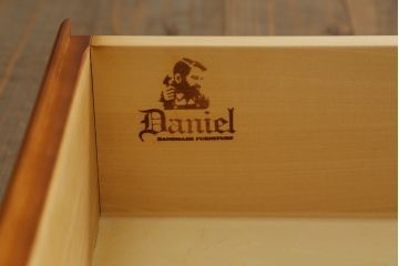 中古　横浜クラシック家具　ダニエル(daniel)　アーリーアメリカンシリーズ　A-211　扉のないデザインがすっきりとした印象の気品漂う本棚(ブックシェルフ、飾り棚、収納棚、オープンラック)(R-074674)