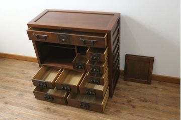 和製アンティーク　美品!!　上手物!!　三方欅(ケヤキ)材　框組み　角手金具　重厚感のある佇まいが魅力の松本帳場箪笥(引き出し、収納箪笥、整理タンス、時代箪笥、和たんす)(R-074675)