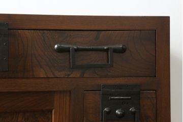 和製アンティーク　美品!!　上手物!!　三方欅(ケヤキ)材　框組み　角手金具　重厚感のある佇まいが魅力の松本帳場箪笥(引き出し、収納箪笥、整理タンス、時代箪笥、和たんす)(R-074675)