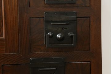 和製アンティーク　美品!!　上手物!!　三方欅(ケヤキ)材　框組み　角手金具　重厚感のある佇まいが魅力の松本帳場箪笥(引き出し、収納箪笥、整理タンス、時代箪笥、和たんす)(R-074675)