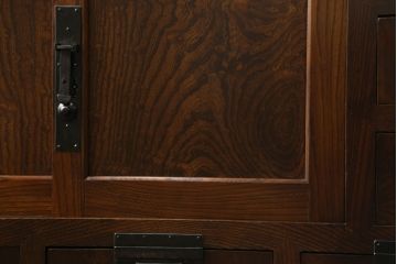 和製アンティーク　美品!!　上手物!!　三方欅(ケヤキ)材　框組み　角手金具　重厚感のある佇まいが魅力の松本帳場箪笥(引き出し、収納箪笥、整理タンス、時代箪笥、和たんす)(R-074675)