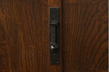 和製アンティーク　美品!!　上手物!!　三方欅(ケヤキ)材　框組み　角手金具　重厚感のある佇まいが魅力の松本帳場箪笥(引き出し、収納箪笥、整理タンス、時代箪笥、和たんす)(R-074675)