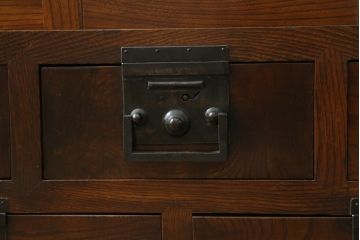 和製アンティーク　美品!!　上手物!!　三方欅(ケヤキ)材　框組み　角手金具　重厚感のある佇まいが魅力の松本帳場箪笥(引き出し、収納箪笥、整理タンス、時代箪笥、和たんす)(R-074675)