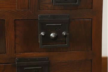 和製アンティーク　美品!!　上手物!!　三方欅(ケヤキ)材　框組み　角手金具　重厚感のある佇まいが魅力の松本帳場箪笥(引き出し、収納箪笥、整理タンス、時代箪笥、和たんす)(R-074675)