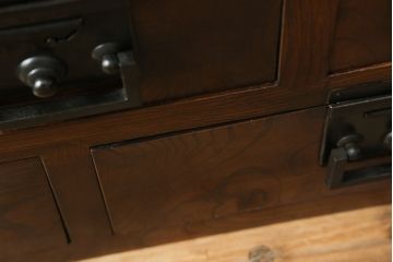 和製アンティーク　美品!!　上手物!!　三方欅(ケヤキ)材　框組み　角手金具　重厚感のある佇まいが魅力の松本帳場箪笥(引き出し、収納箪笥、整理タンス、時代箪笥、和たんす)(R-074675)
