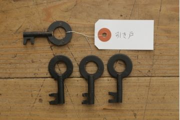 和製アンティーク　美品!!　上手物!!　三方欅(ケヤキ)材　框組み　角手金具　重厚感のある佇まいが魅力の松本帳場箪笥(引き出し、収納箪笥、整理タンス、時代箪笥、和たんす)(R-074675)
