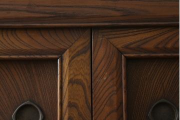 和製アンティーク　高級品!!　前面欅(ケヤキ)材　上杢　品のある佇まいが魅力的な透かし彫り入り二段重ね四尺水屋箪笥(食器棚、キャビネット、重ねタンス、茶棚、茶箪笥、収納棚、戸棚、店舗什器)(R-074677)