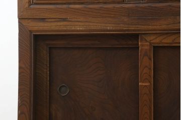 和製アンティーク　高級品!!　前面欅(ケヤキ)材　上杢　品のある佇まいが魅力的な透かし彫り入り二段重ね四尺水屋箪笥(食器棚、キャビネット、重ねタンス、茶棚、茶箪笥、収納棚、戸棚、店舗什器)(R-074677)