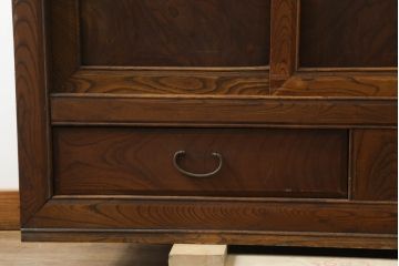 和製アンティーク　高級品!!　前面欅(ケヤキ)材　上杢　品のある佇まいが魅力的な透かし彫り入り二段重ね四尺水屋箪笥(食器棚、キャビネット、重ねタンス、茶棚、茶箪笥、収納棚、戸棚、店舗什器)(R-074677)