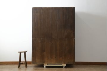 和製アンティーク　高級品!!　前面欅(ケヤキ)材　上杢　品のある佇まいが魅力的な透かし彫り入り二段重ね四尺水屋箪笥(食器棚、キャビネット、重ねタンス、茶棚、茶箪笥、収納棚、戸棚、店舗什器)(R-074677)