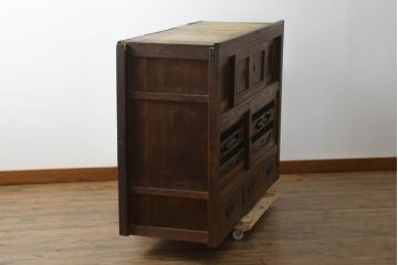 和製アンティーク　高級品!!　前面欅(ケヤキ)材　上杢　品のある佇まいが魅力的な透かし彫り入り四尺水屋箪笥サイドボード(サイドキャビネット、茶棚、茶箪笥、収納棚、食器棚、戸棚、店舗什器)(R-074678)