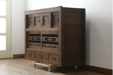 和製アンティーク　高級品!!　前面欅(ケヤキ)材　上杢　品のある佇まいが魅力的な透かし彫り入り四尺水屋箪笥サイドボード(サイドキャビネット、茶棚、茶箪笥、収納棚、食器棚、戸棚、店舗什器)(R-074678)
