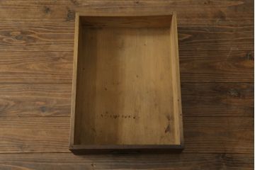和製アンティーク　高級品!!　前面欅(ケヤキ)材　上杢　品のある佇まいが魅力的な透かし彫り入り四尺水屋箪笥サイドボード(サイドキャビネット、茶棚、茶箪笥、収納棚、食器棚、戸棚、店舗什器)(R-074678)